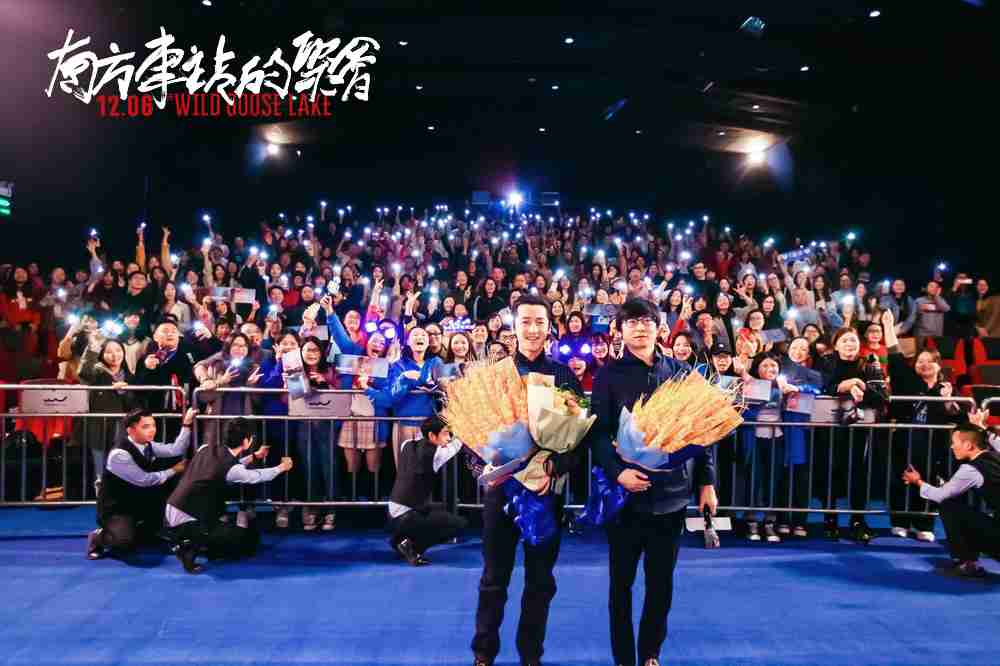 导演刁亦男、、、、胡歌与观众合影 导演刁亦男、、、、胡歌与观众合影